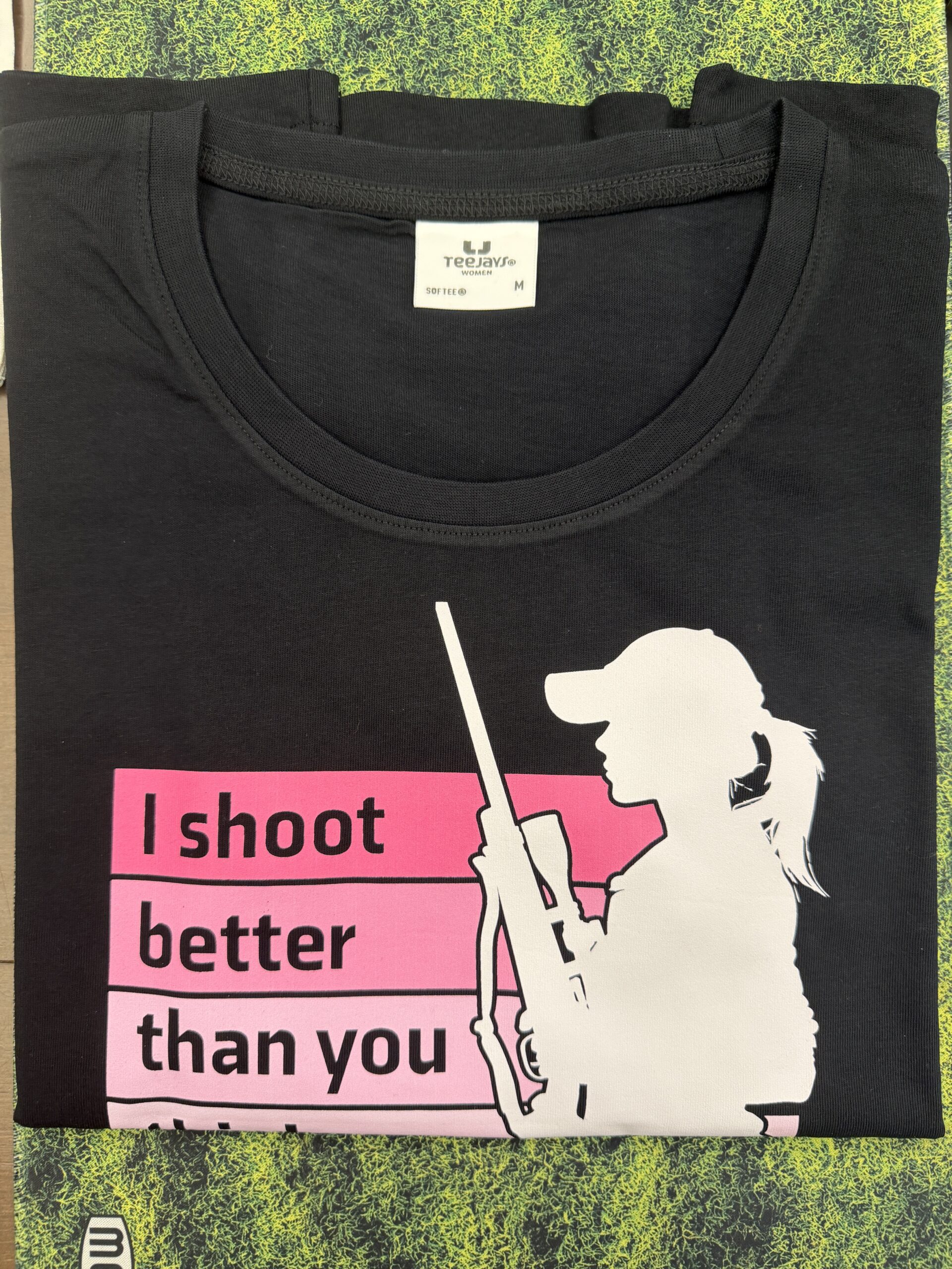 černé dámské triko „I SHOOT BETTER THAN YOU THINK“