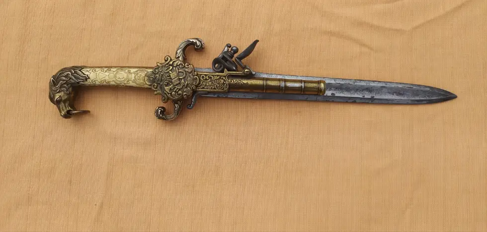 Tesák s křesadlovou pistolí - replika