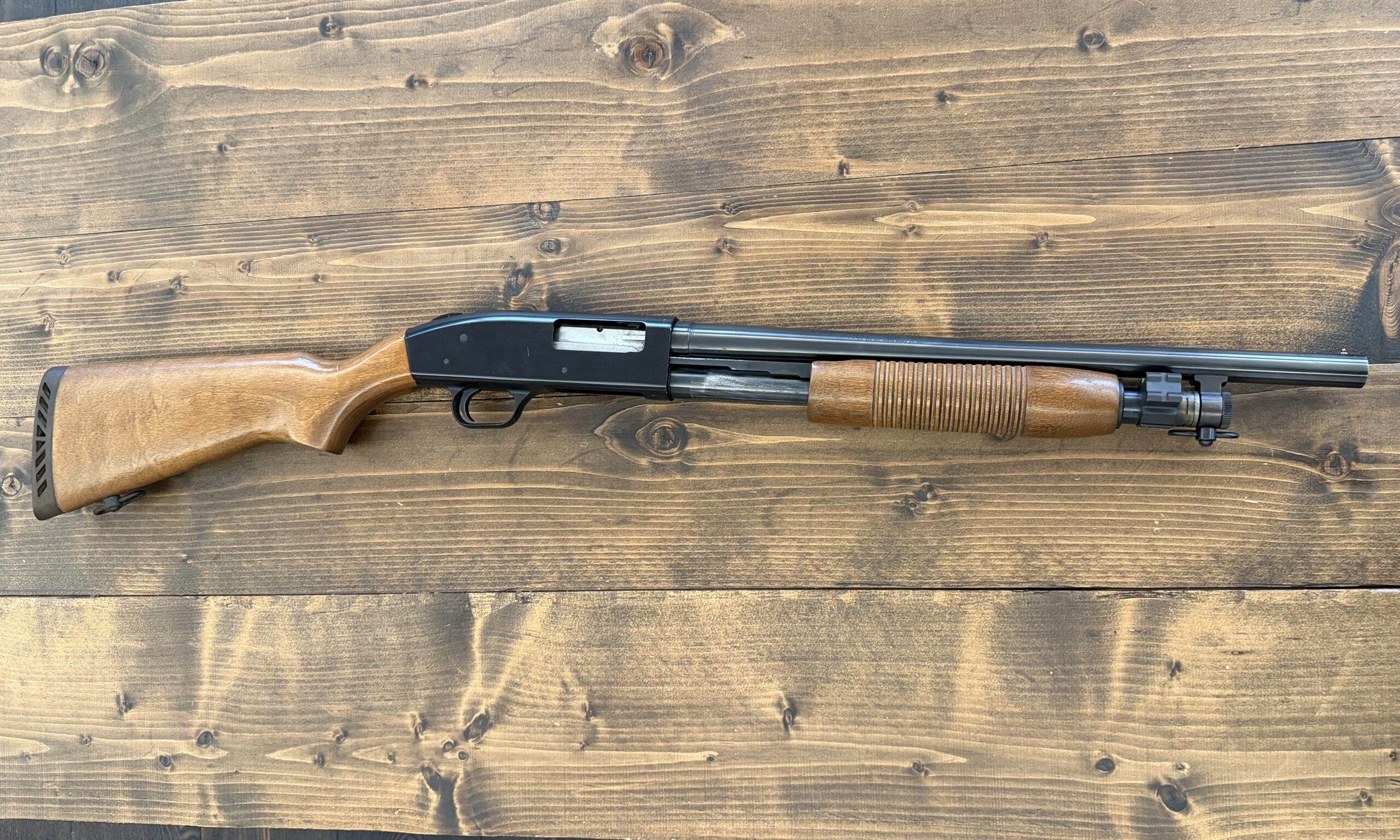 Mossberg 500A – 12/76 opakovací brokovnice s Picatinny lištou pro svítilnu